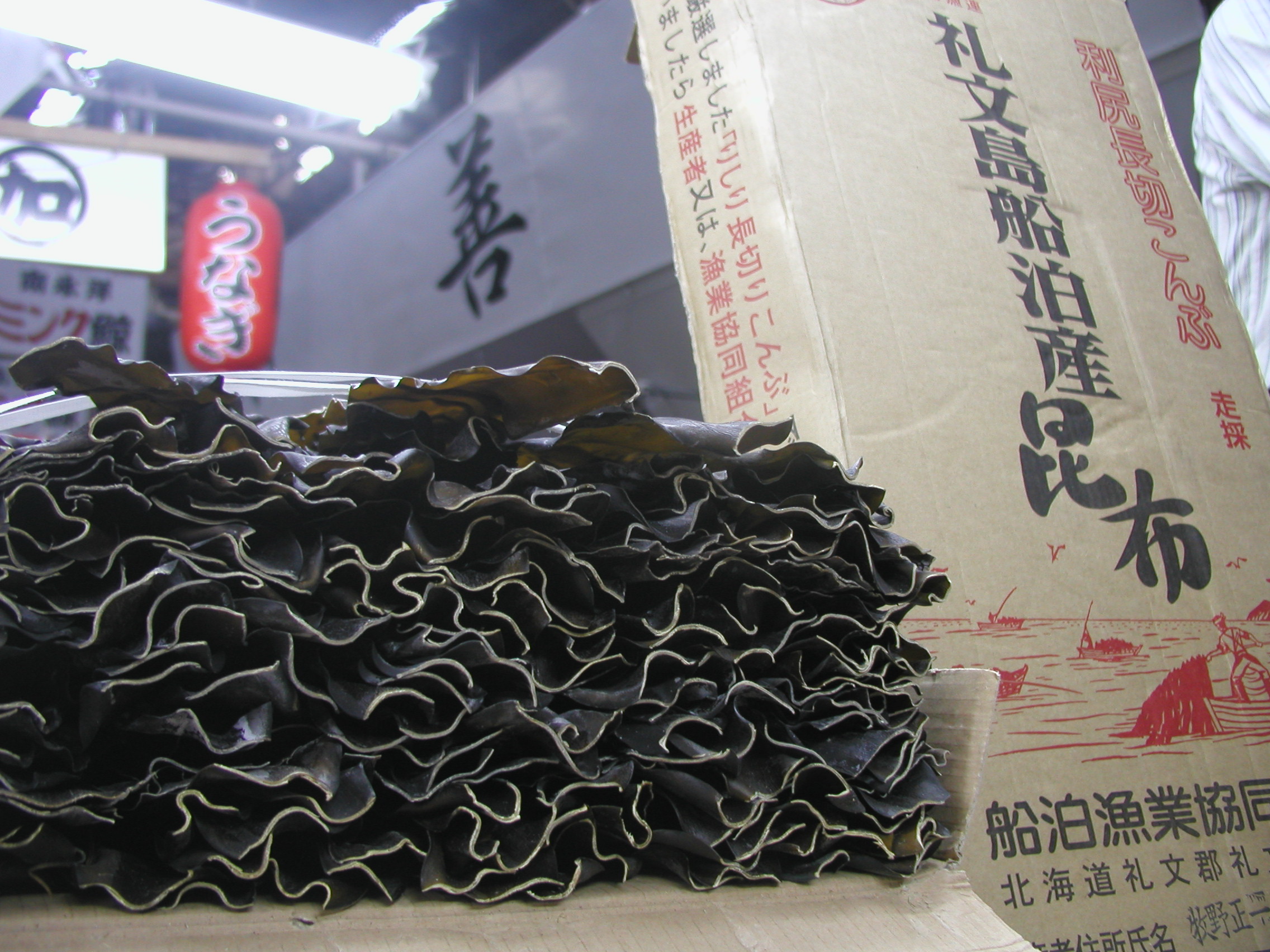 市場の店頭に並ぶ昆布