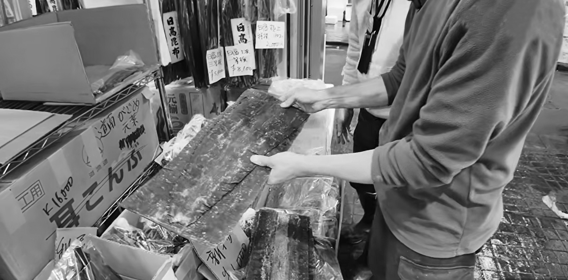 昆布を手にする近長店主 田中広