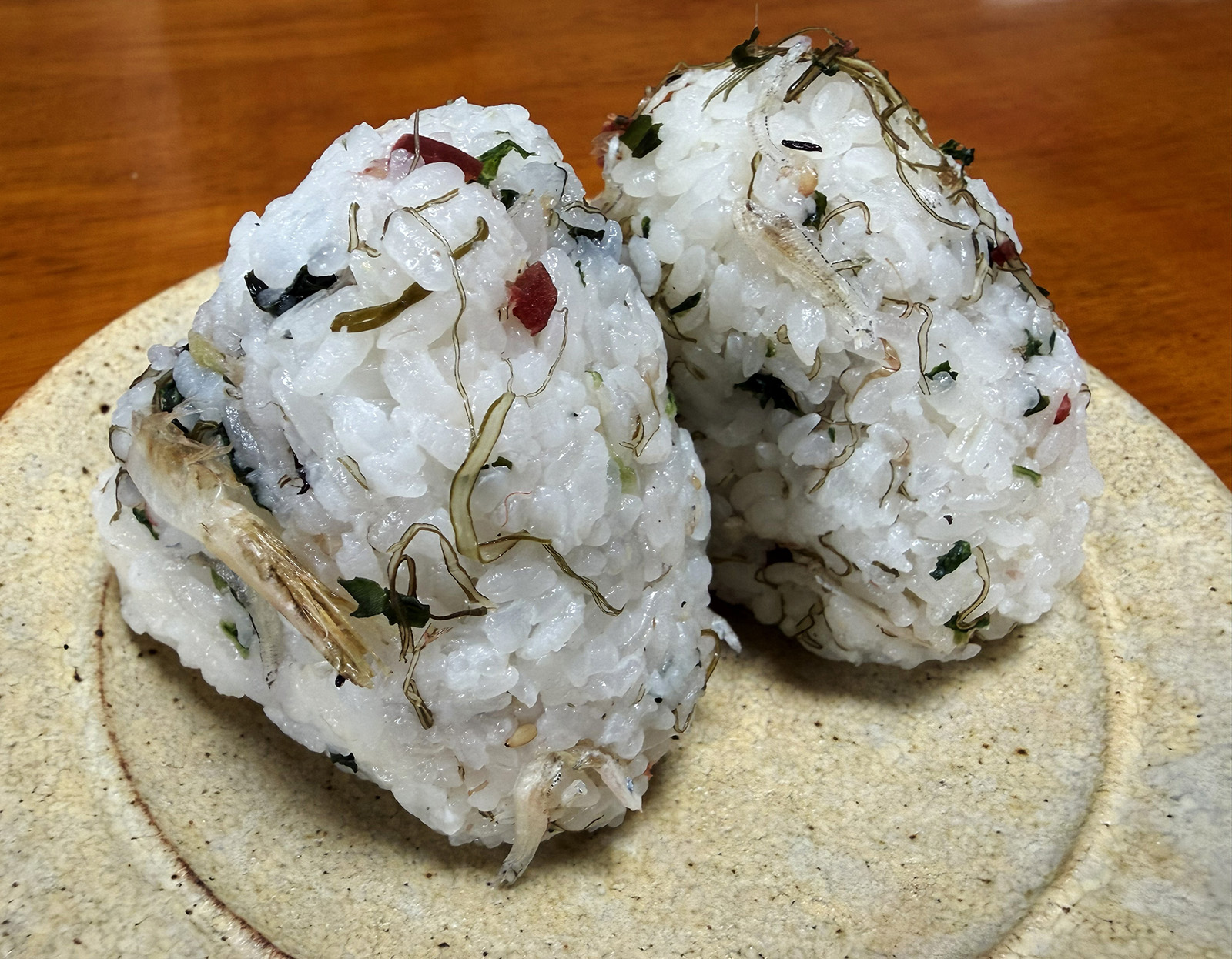 十二品目の梅ちりめんを混ぜ込んだおにぎり